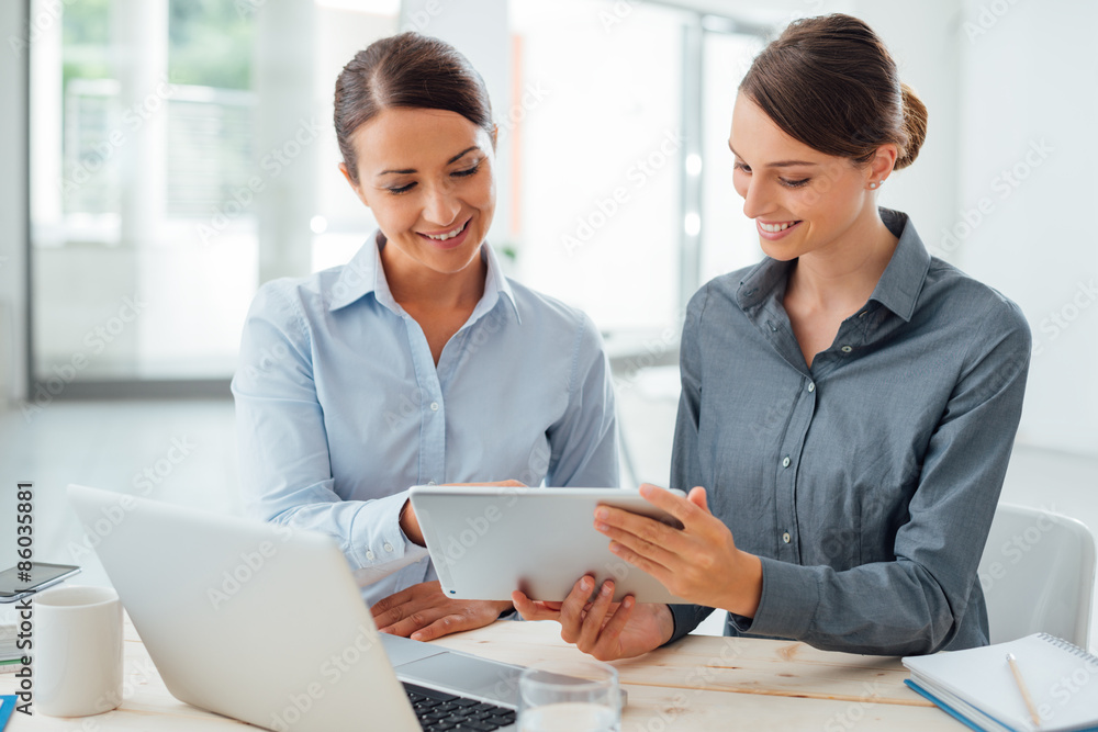 Obraz premium Business women working together on a tablet