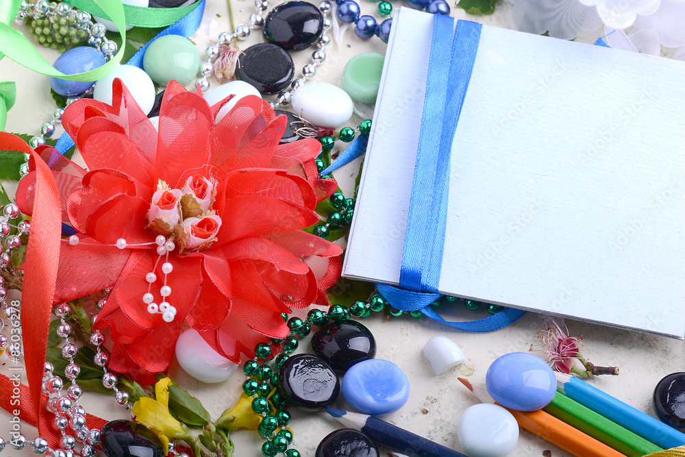 Obraz premium Office table with flower, blank notepad and colorful pencils