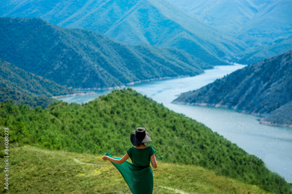Naklejka premium Woman walking on the mountains