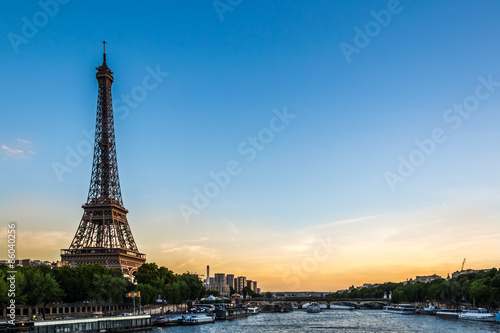 Coucher de soleil sur la Tour Eiffel - Paris, France