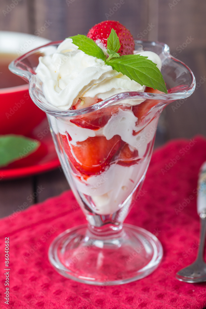 Dessert strawberries with cream