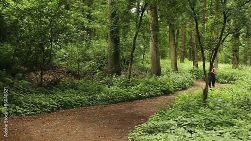 Junge Frau läuft im Wald