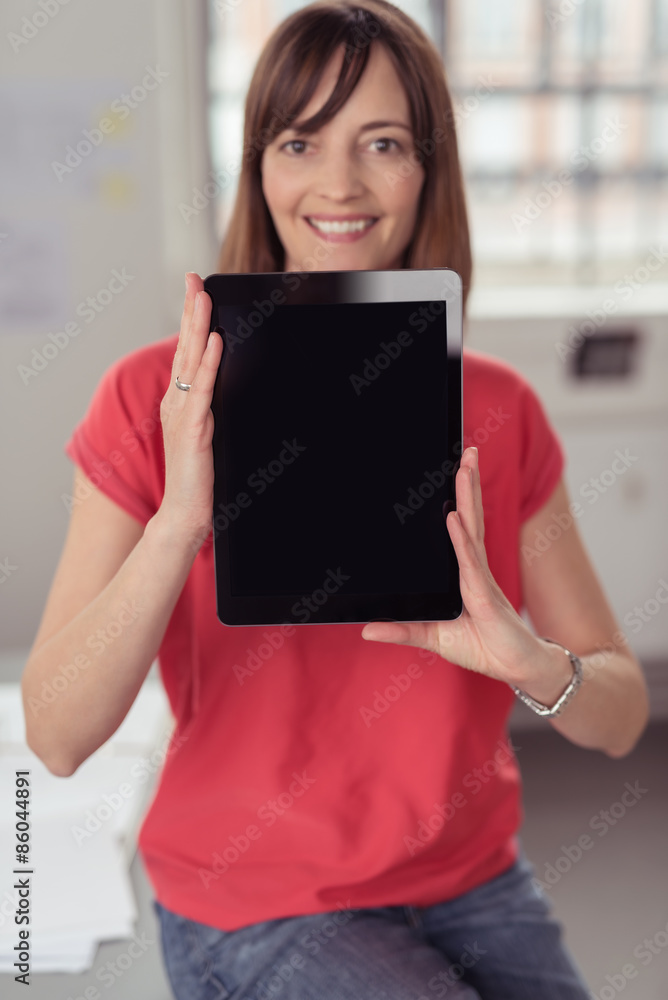 frau zeigt leeres tablet-pc frau zeigt leeres tablet-pc