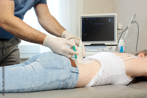 Arzt behandelt Patient durch Ultraschallgesteuerte Injektion photo