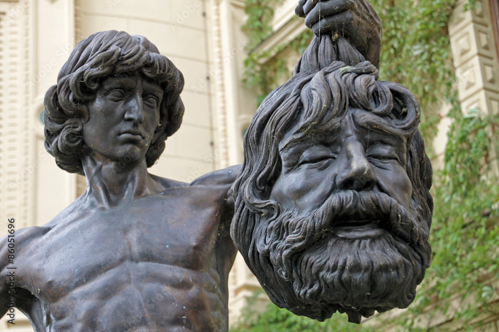 Skulptur David mit dem Haupte Goliaths im Schlossgarten Schwerin