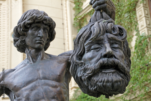 Skulptur David mit dem Haupte Goliaths im Schlossgarten Schwerin