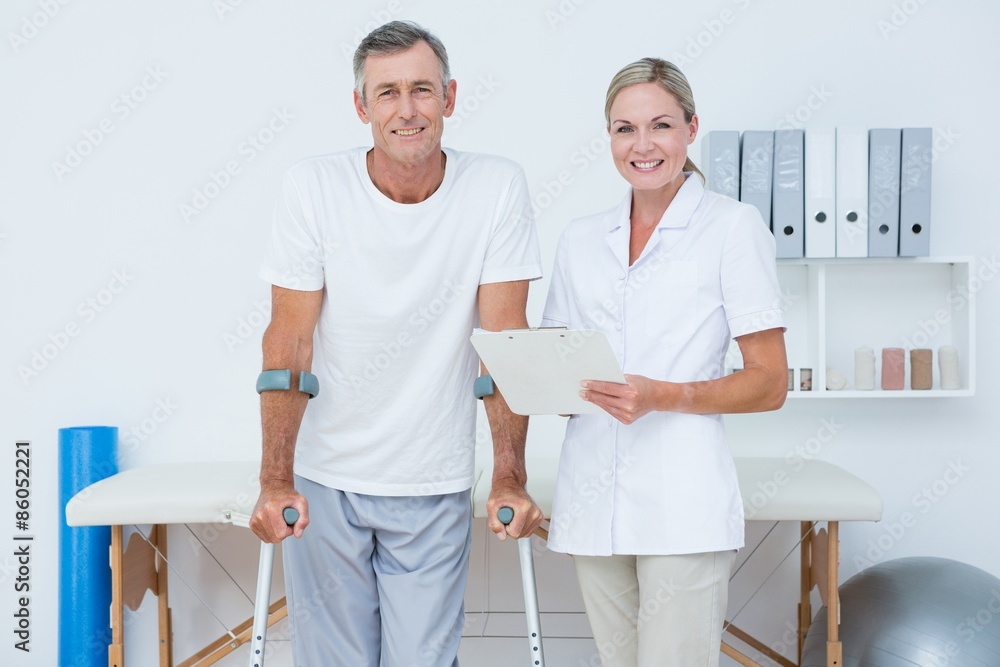 Obraz premium Doctor and patient with crunch looking at camera