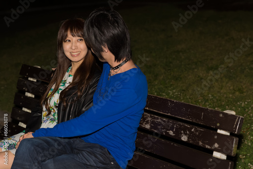 公園のベンチで肩を組むカップル Stock 写真 Adobe Stock