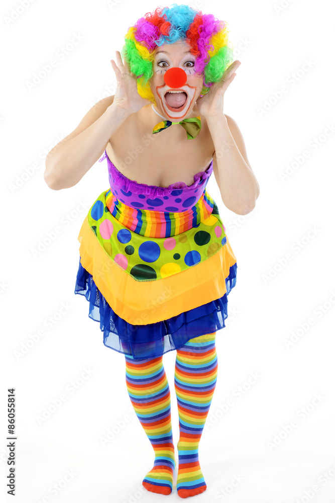 Clown in buntem Kostüm und Ringelstrümpfen ist albern und lacht
