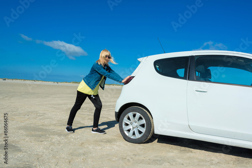Frau schiebt ihr Auto an © Andrea