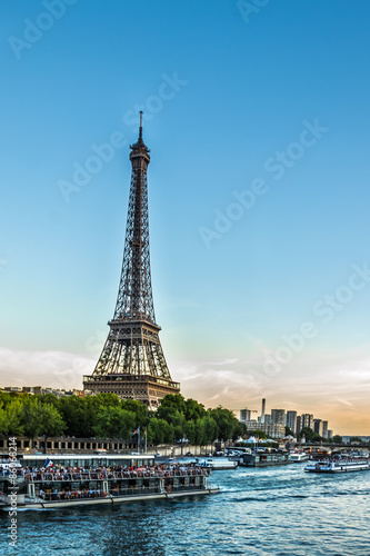 Péniches au pied de la Tour Eiffel