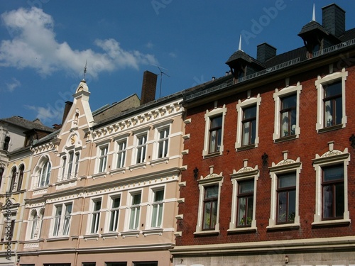 Prachtvolle Altbauten mit stilgerecht restaurierten Fassaden vor blauem Himmel im Sonnenschein in der Paulinenstraße in Detmold in Ostwestfalen-Lippe