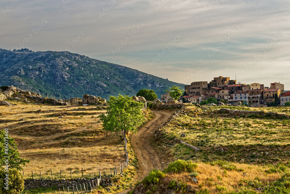 Landschaft und Dorf San Antonino auf Korsika 