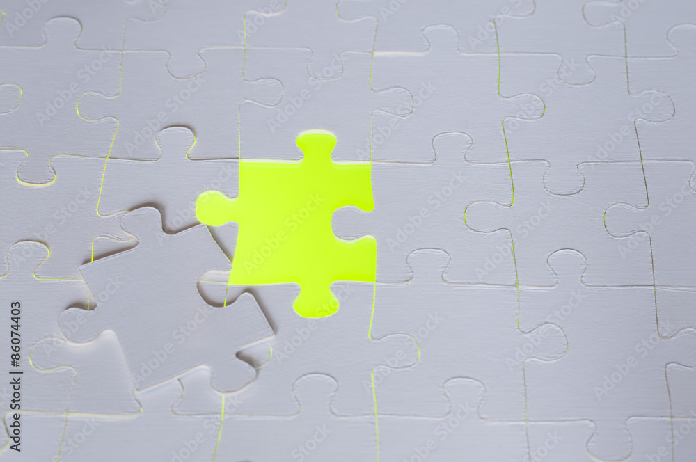 Fehlendes Puzzleteil /Symbol fuer Loesungen von Geschaeftskonzepten, fehlendes Puzzleteil mit gruenen leuchtendem Hintergrund. Fehlendes Puzzleteil /Symbol fuer Loesungen von Geschaeftskonzepten, fehlendes Puzzleteil mit gruenen leuchtendem Hintergrund.