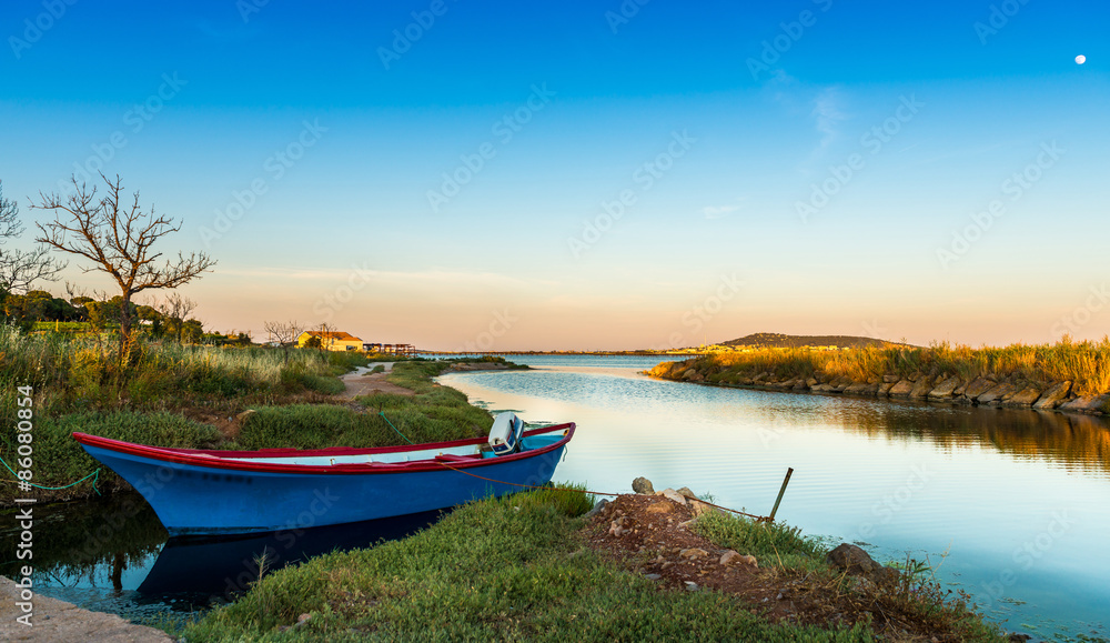 Étang de Thau le soir, Mèze dans l'Herault, en Occitanie, France Étang de Thau le soir, Mèze dans l'Herault, en Occitanie, France