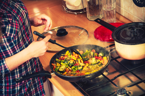 Fotografía Human frying frozen vegetables. Stir fry.