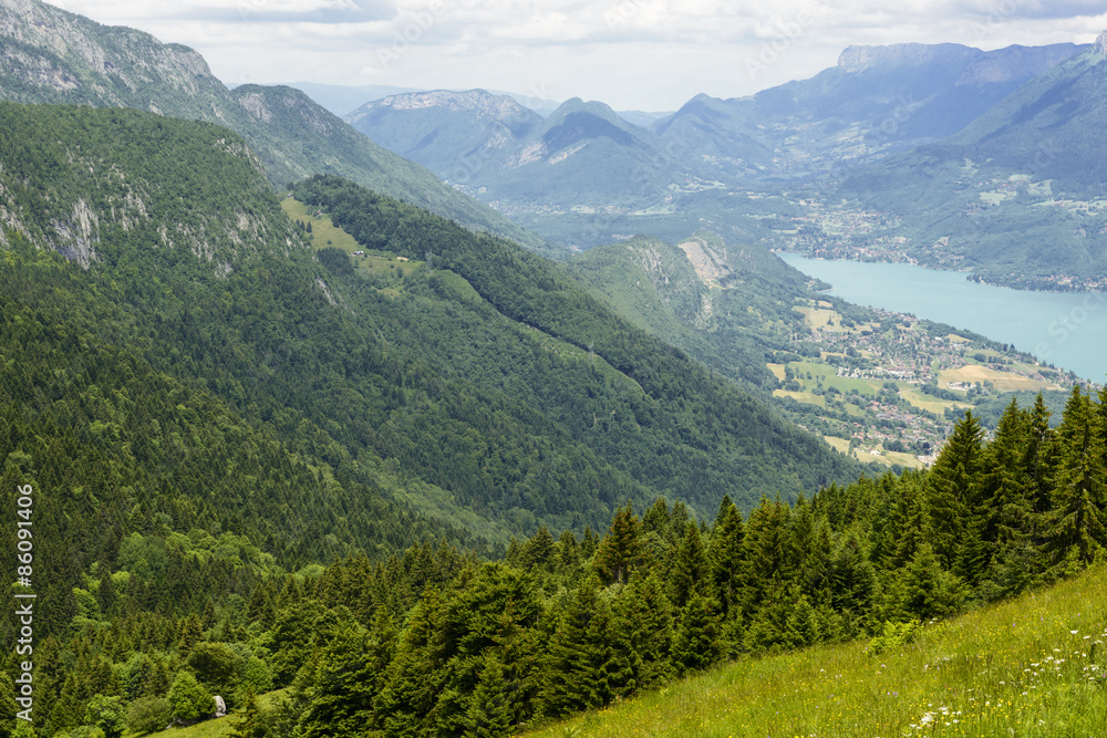 Obraz premium mountain with a blue sky and small clouds
