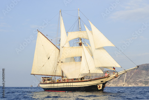 Windjammer unter Segeln vor Lipari