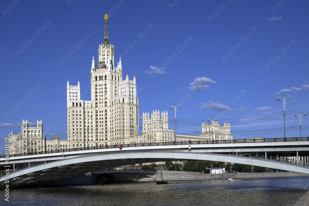 Большой Устьинский мост и высотное здание на Котельнической  набережной.