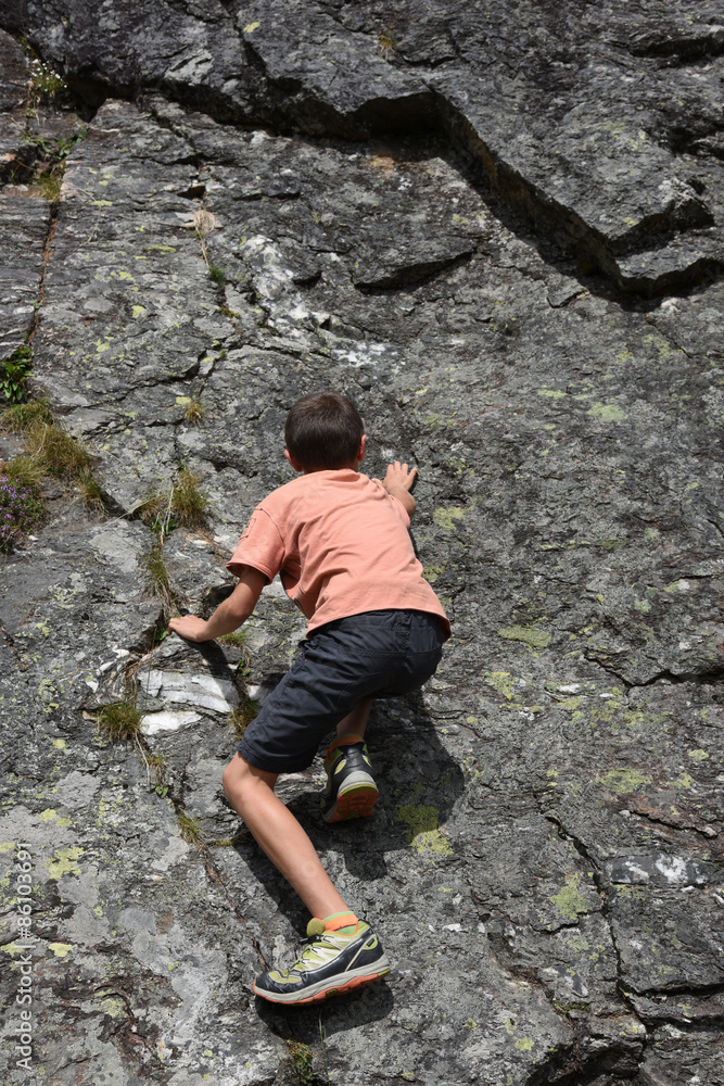 arrampicata alpinismo bambino rocce pietre ragazzo