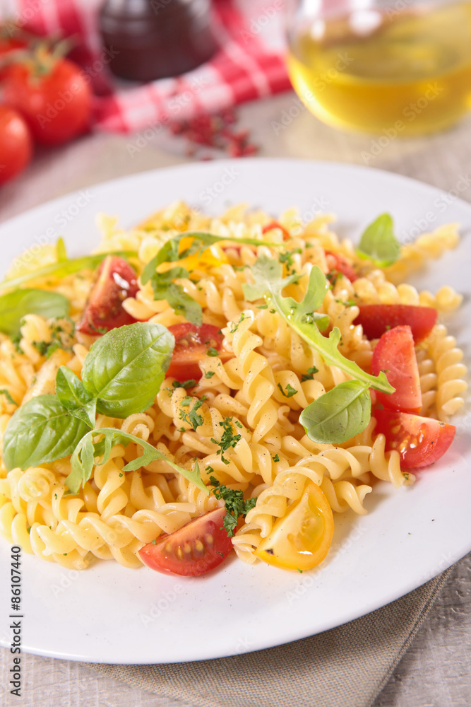 pasta with tomato and basil