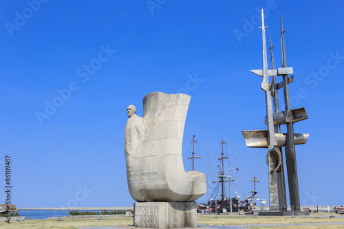 Gdynia - Dwa pomniki usytuowane na Molo Południowym. Pomnik pisarza polskiego pochodzenia Josepha Conrada oraz pomnik "Gra Masztów)