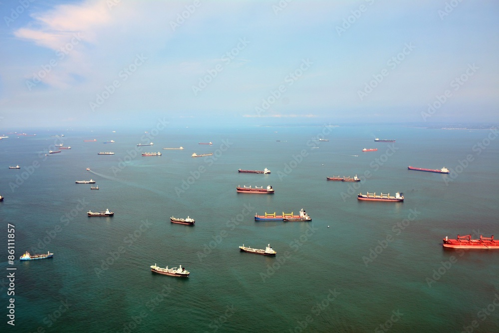 Obraz premium シンガポール・マラッカ海峡の船団