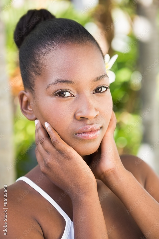 Obraz premium Beautiful young woman looking at camera 