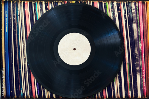 Foto Vinyl record with copy space in front of a collection of albums (dummy titles),