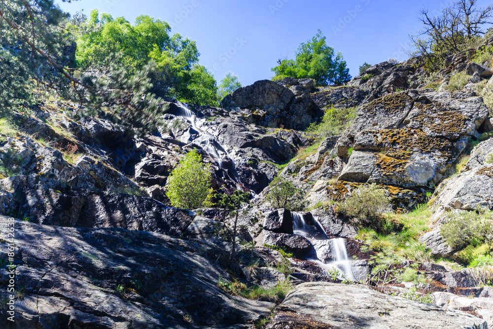 Cascada de agua en un río de la sierra de Madrid