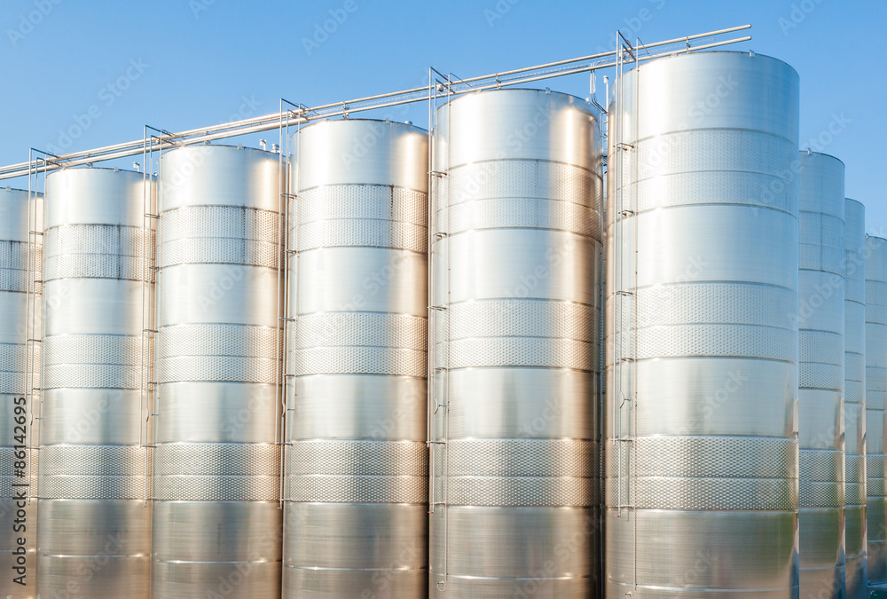 Stainless steel tanks for wine