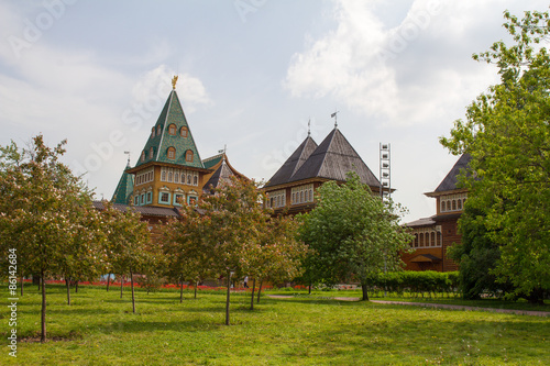 Парк Коломенское. Сад расположенный перед деревянным дворцом русских царей.