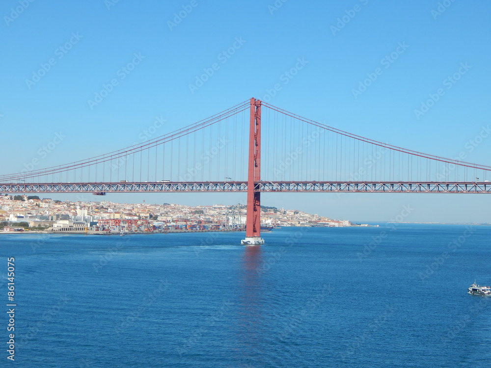 Die Brücke des 25. April über den Tejo in Lissabon