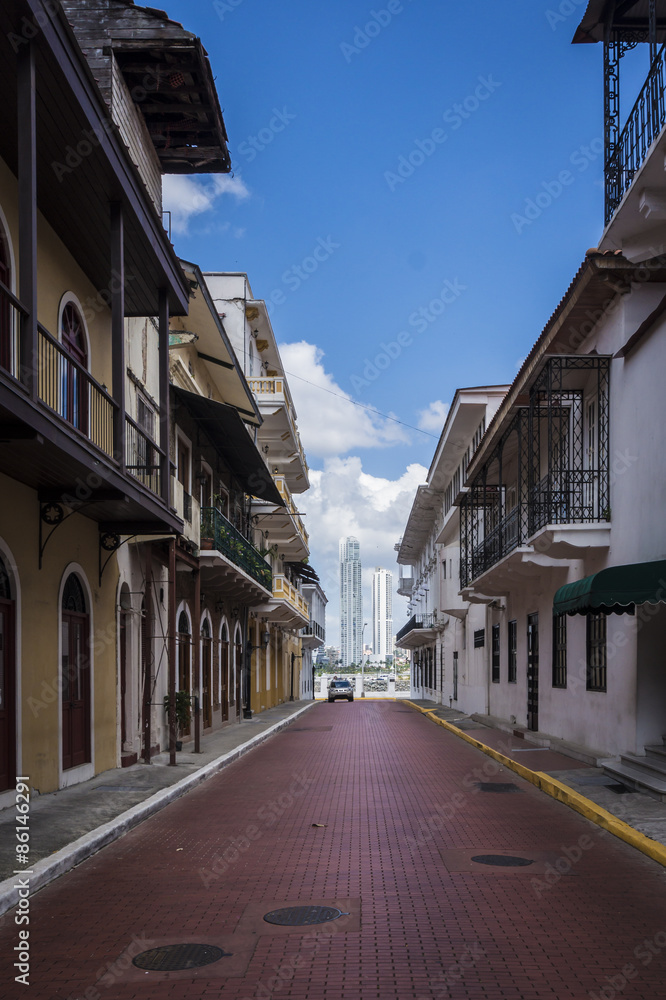 Blick durch eine Altstadtgasse auf die Neustadt in Panama Stadt Blick durch eine Altstadtgasse auf die Neustadt in Panama Stadt