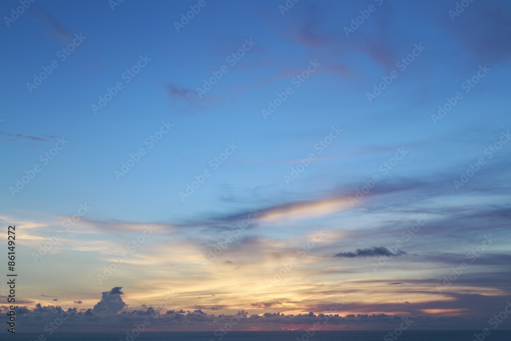 Naklejka premium Bueatiful sunset sky