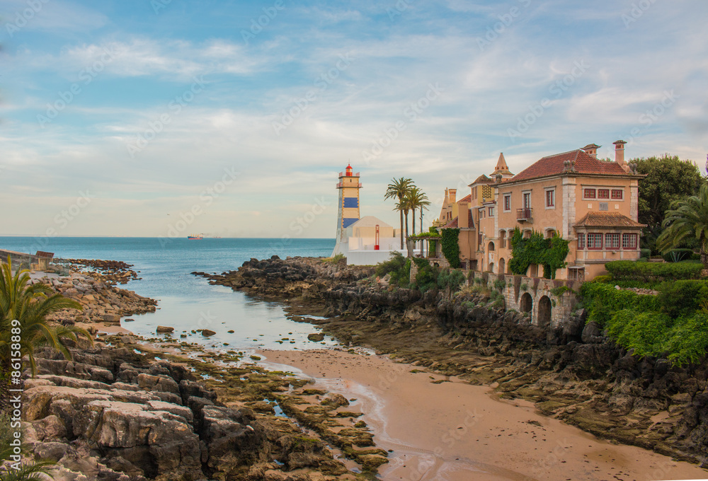 Strandbucht mit Leuchtturm - Lissabon