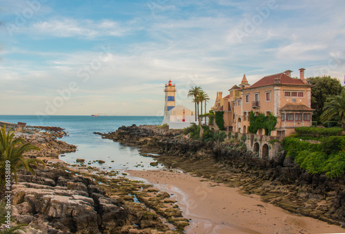 Strandbucht mit Leuchtturm - Lissabon