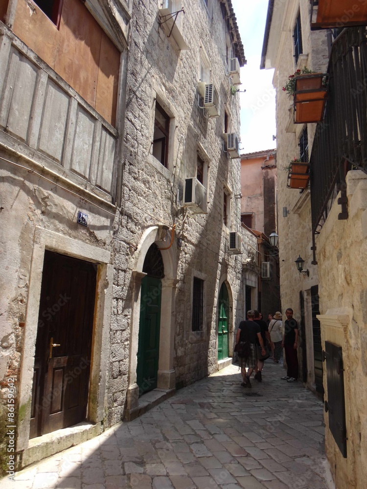 Мощеная улица старого города с близко стоящими каменными домами