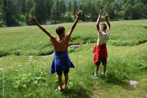 bambini nella natura felici gita escursione giocare montagna © franzdell