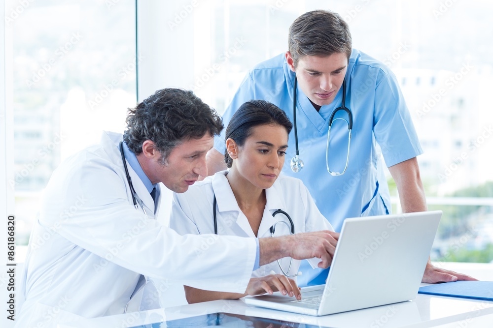 © WavebreakMediaMicro - Team of doctors working on laptop