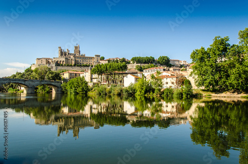 Spiegelung Altstadt und Kathedrale von Beziers im Fluß © dietwalther