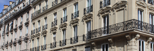 Façades d'immeuble haussmanniens / Paris