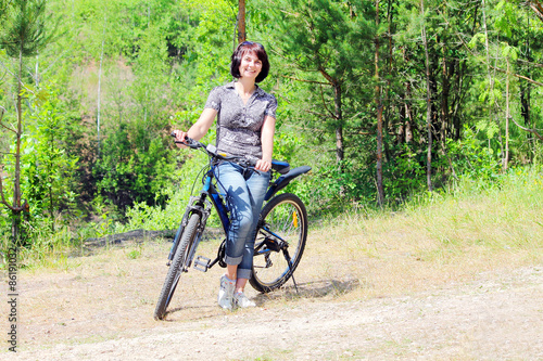 женщина с велосипедом