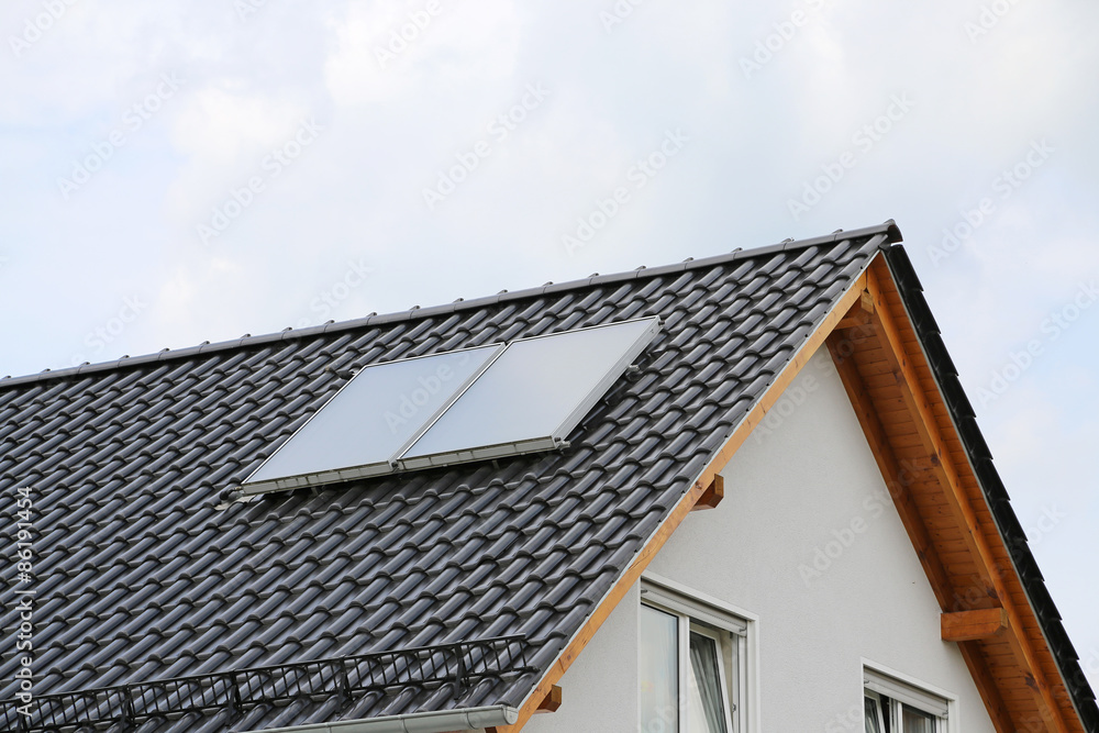Solarthermie auf schwarzem Giebeldach Solarthermie auf schwarzem Giebeldach