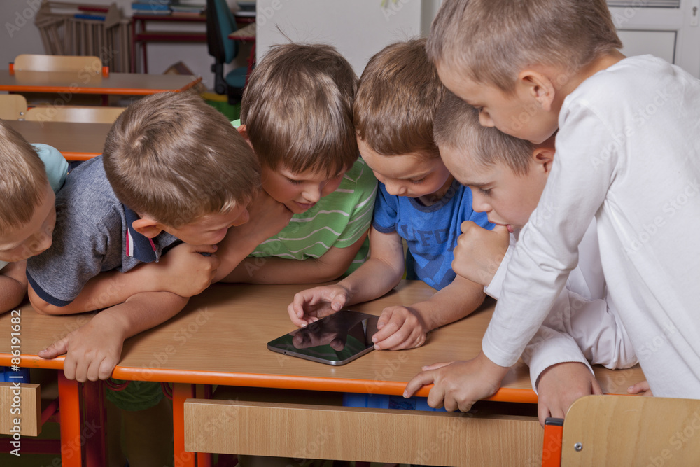 Kinder im Klassenzimmer mit Tablett PC Kinder im Klassenzimmer mit Tablett PC