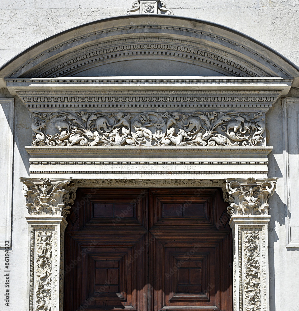 Obraz premium relief sur la façade d'entrée de la cathédrale saint laurent de lugano