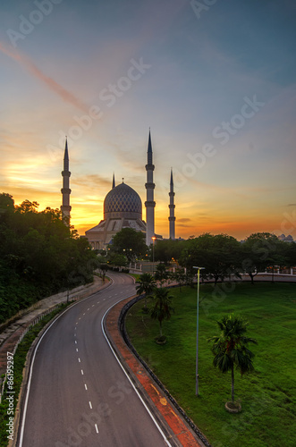 Tablou pe pânză Sunrise at The beautiful Sultan Salahuddin Abdul Aziz Shah Mosque, Shah Alam, Malaysia