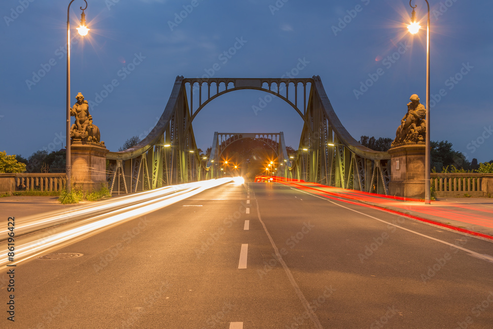 Obraz premium Leuchtspuren auf der Brücke