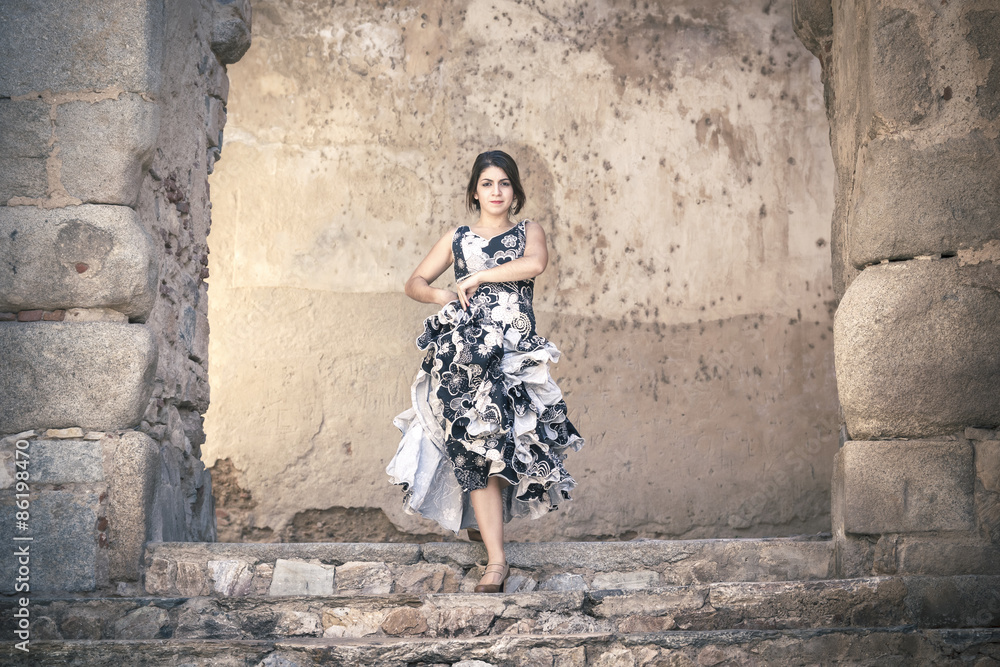 Bailaora flamenca posando como modelo en exterior
