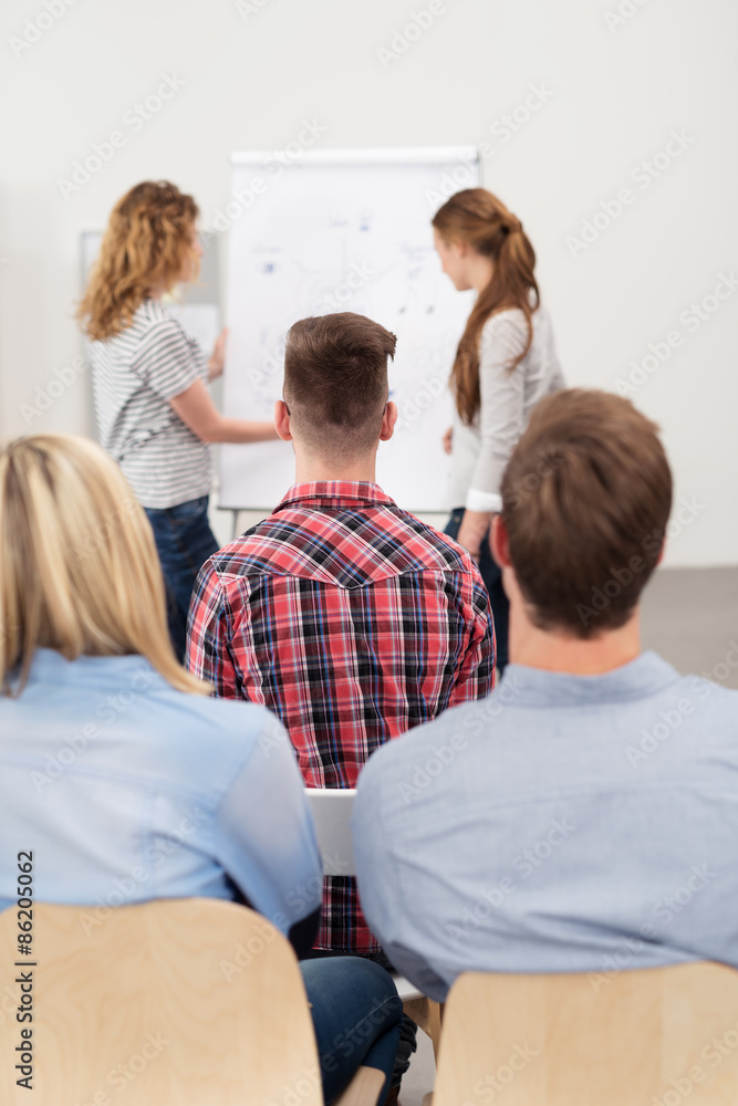 Obraz premium studenten halten einen vortrag